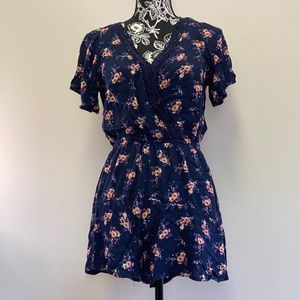 Xhilaration Floral Short Sleeve Romper/Size:Small